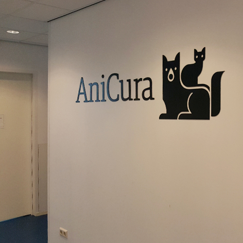Restyling AniCura Dordrecht door het toepassen van fotopanelen, in- en externe signing door Blomsma Print & Sign