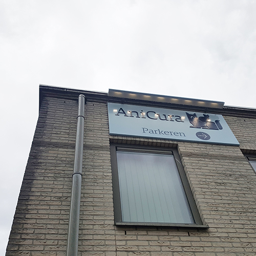Restyling AniCura Dordrecht door het toepassen van fotopanelen, in- en externe signing door Blomsma Print & Sign