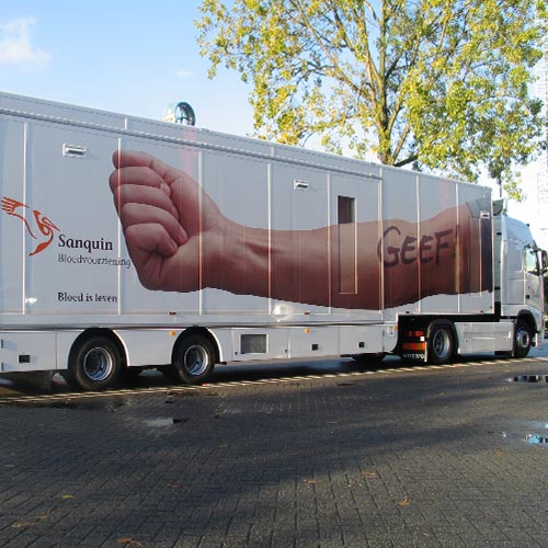Vrachtwagenbestickering vrachtwagen belettering vrachtwagen bestickering truckbestickering Blomsma Print & Sign